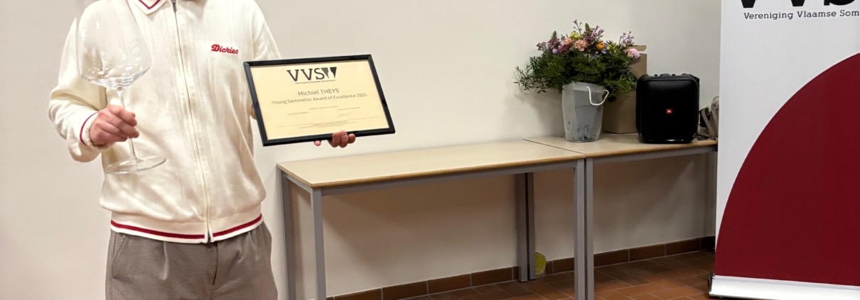 Michiel Theys wint Young Sommelier Award of Excellence 2025